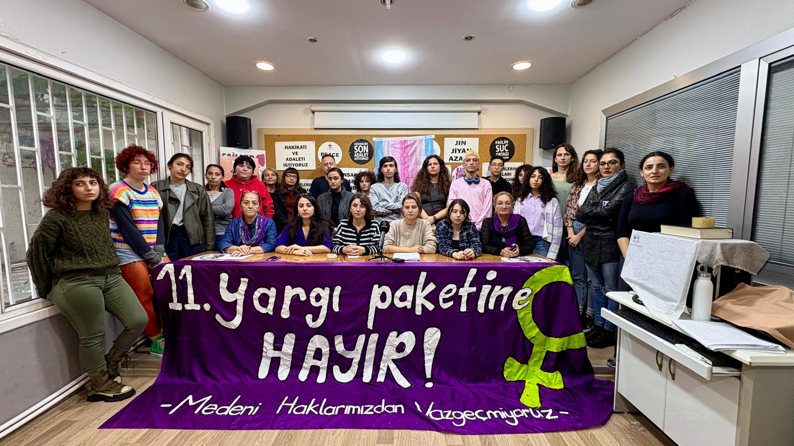 Kadınlar ve LGBTİ+’lardan çıplak arama tepkisi: "Cinsel şiddetin karşısında dayanışmaya devam edeceğiz!" | Kaos GL - LGBTİ+ Haber Portalı Haber