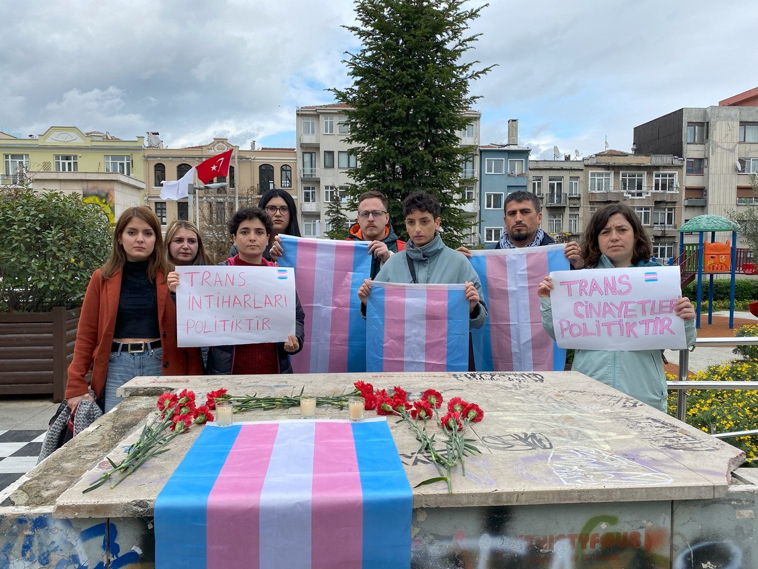 Karanfiller Esra Ateş ve Palmiye Deniz için | Kaos GL - LGBTİ+ Haber Portalı Haber