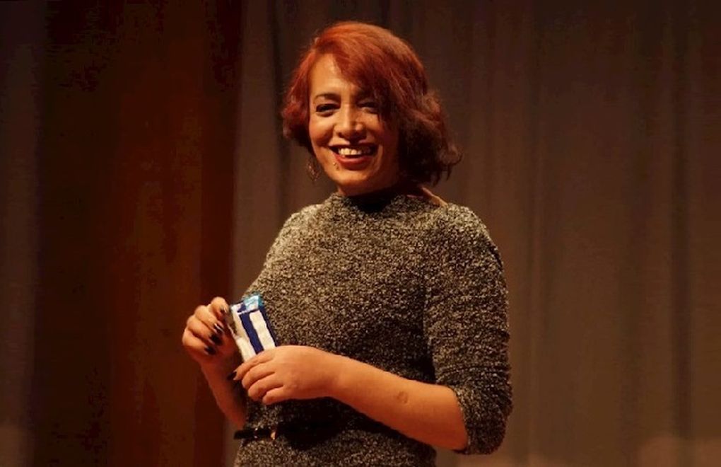 4 Mayıs’ta: Esmeray “Kestirmeden Hikayeler” ile sahnede  Kaos GL - LGBTİ+ Haber Portalı