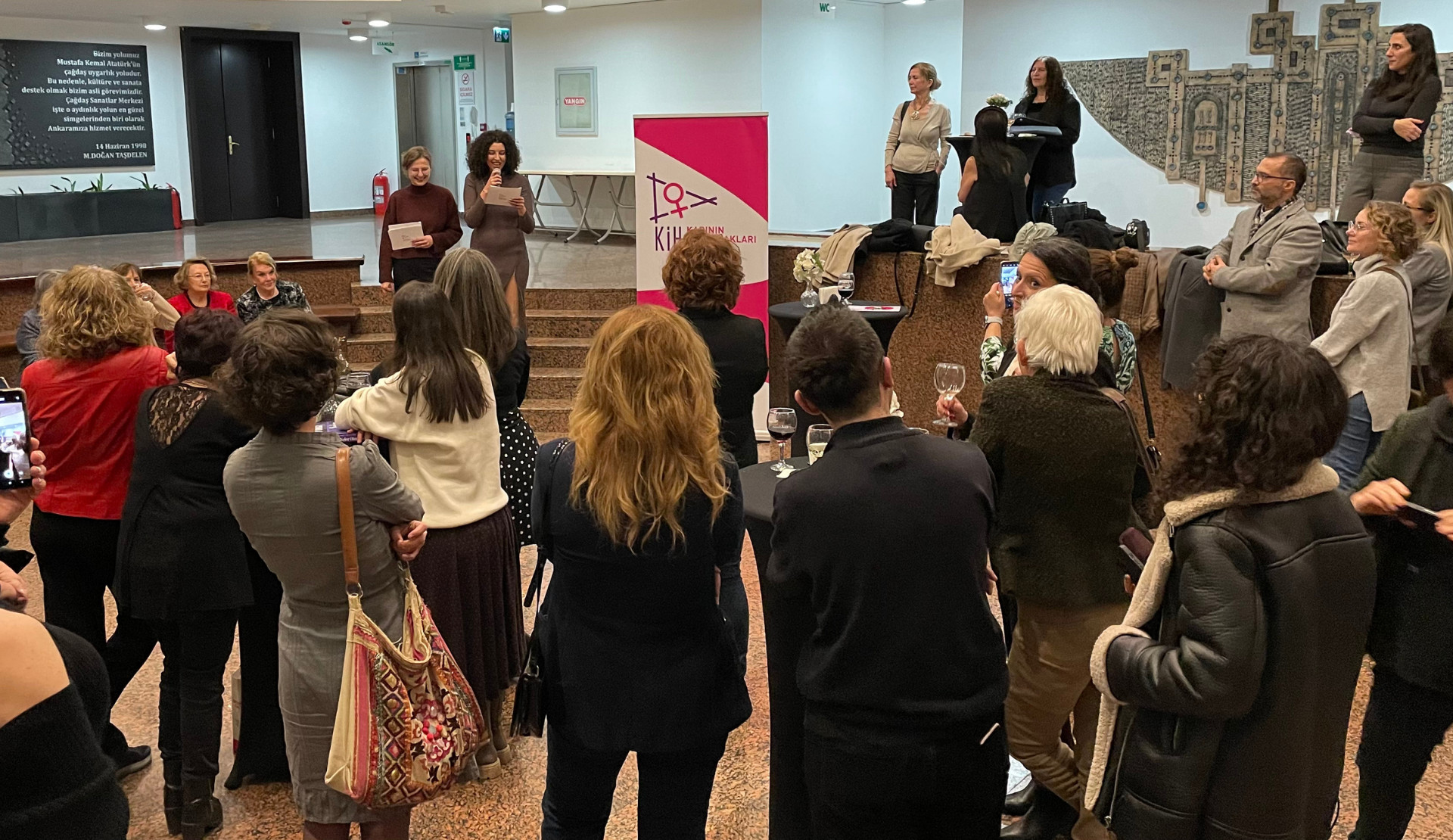 KİH’in kitap lansmanında Kuirfest yasağına tepki: “Mücadelemiz dayanışmayla devam edecek” | Kaos GL - LGBTİ+ Haber Portalı Haber