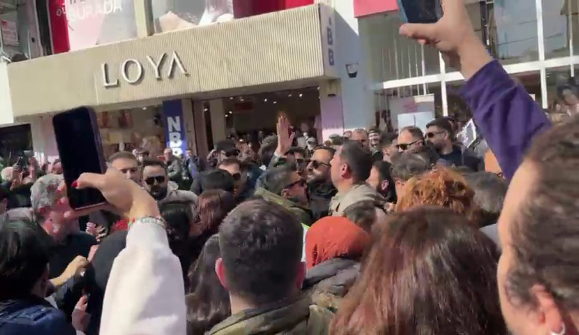 Kocaeli’de 8 Mart yürüyüşü: Gökkuşağı bayrağı açan LGBTİ+ aktivisti işkenceyle gözaltına alındı Kaos GL - LGBTİ+ Haber Portalı