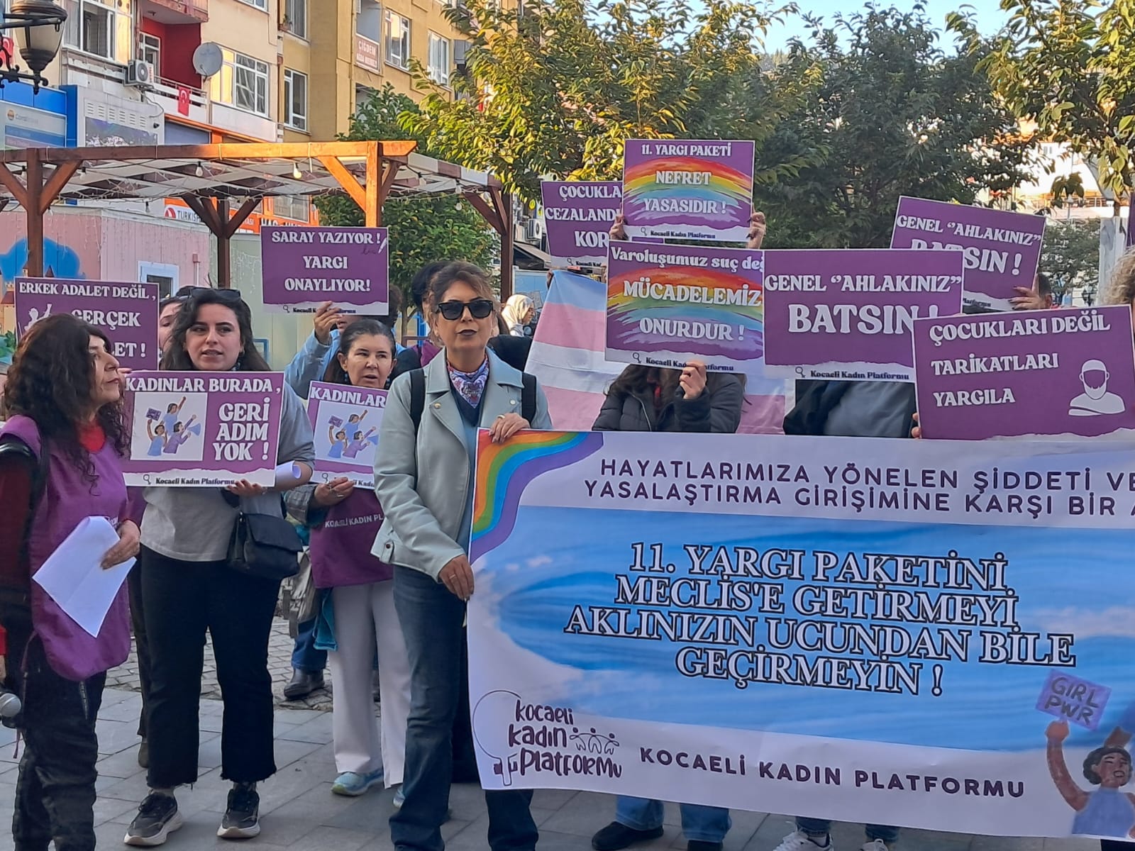 Kocaeli Kadın Platformu'ndan 11. Yargı Paketi'ne tepki: "Bu ülkenin kadınları, çocukları, LGBTİ+’ları bu pakete boyun eğmeyecek" Kaos GL - LGBTİ+ Haber Portalı