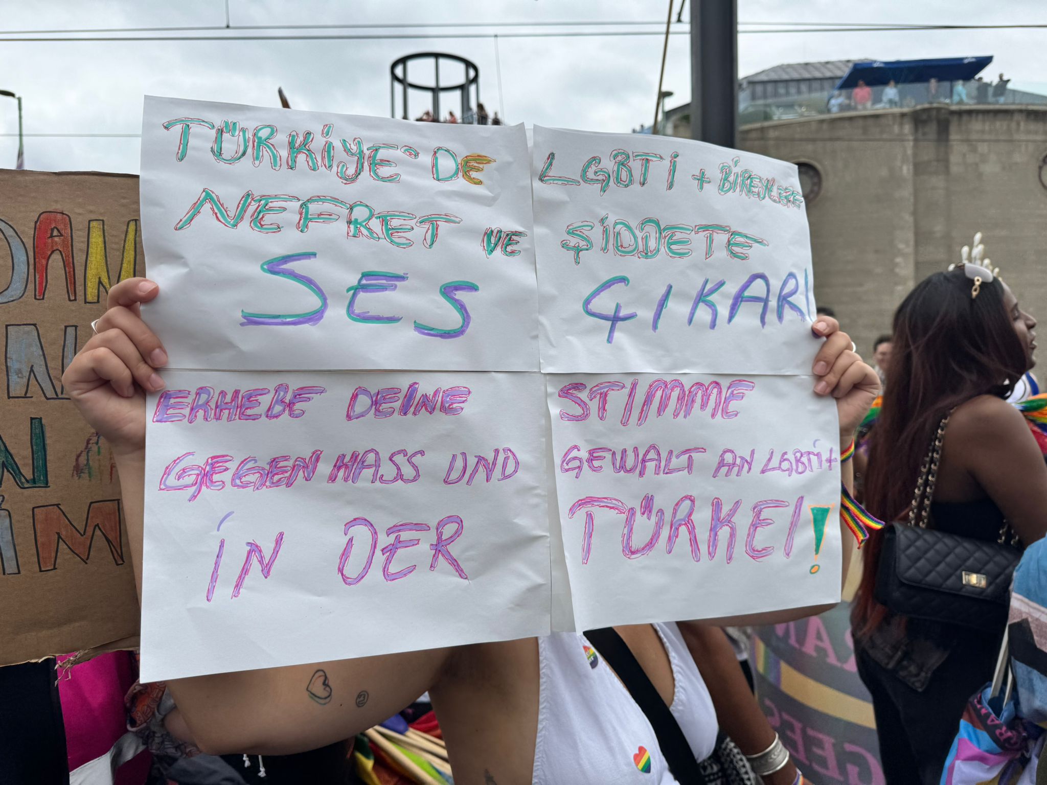 Köln'de yağmurun altında görkemli gökkuşağı geçidi | Kaos GL - LGBTİ+ Haber Portalı Haber
