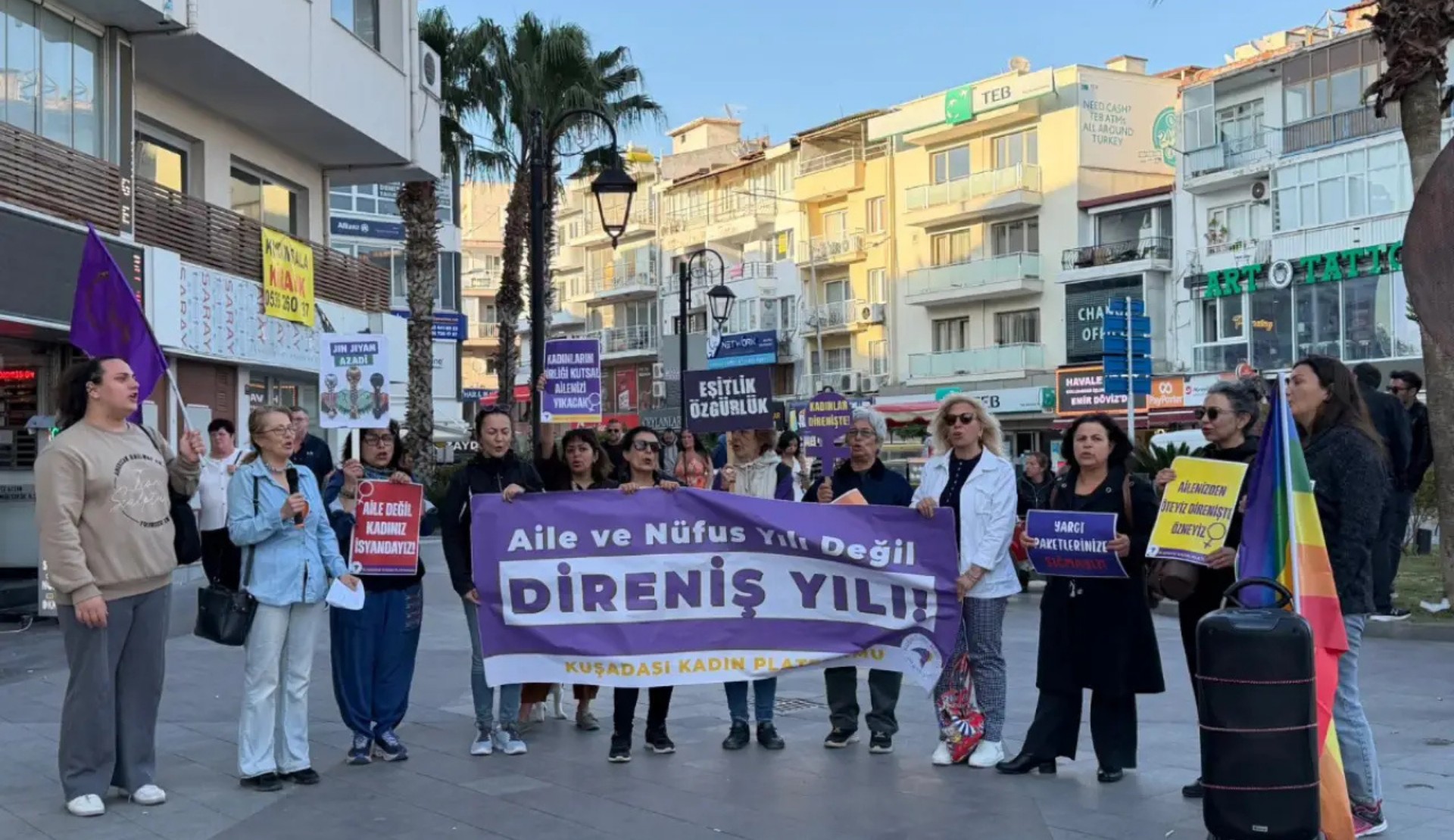 Kuşadası Kadın Platformu’ndan “Aile On Yılı” genelgesine tepki: “Özgürlük mücadelesini büyütmekten vazgeçmiyoruz” | Kaos GL - LGBTİ+ Haber Portalı Haber