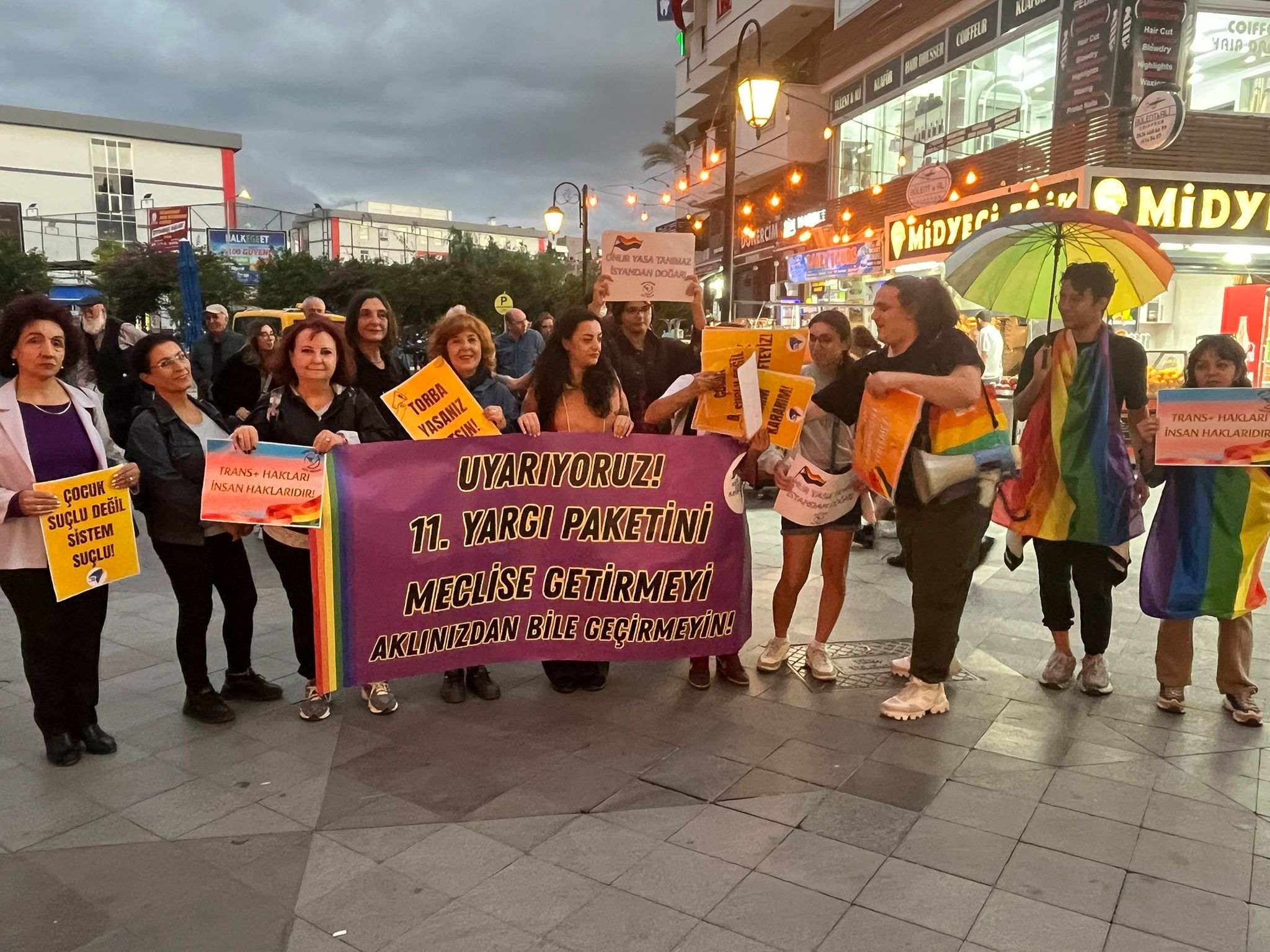 Kuşadası'nda kadınlar ve LGBTİ+'lar yargı paketine karşı buluştu: "Yaşamımıza, kimliğimize, bedenimize dokunma!" | Kaos GL - LGBTİ+ Haber Portalı Haber