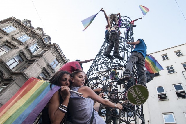 LGBTİ+ derneklerinden, LGBTİ+ karşıtı kanun teklif taslağına ilişkin ortak açıklama: Hepimiz Hedefteyiz! | Kaos GL - LGBTİ+ Haber Portalı Haber