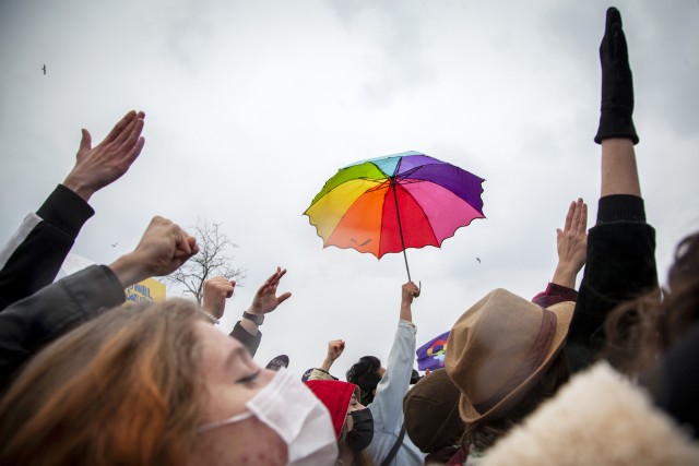 LGBTİ+ derneklerinden nefret yasasına tepki: “Ölüme de sıtmaya da razı gelmiyoruz, ayrımcı yasalarınıza karşı direniyoruz!” Kaos GL - LGBTİ+ Haber Portalı