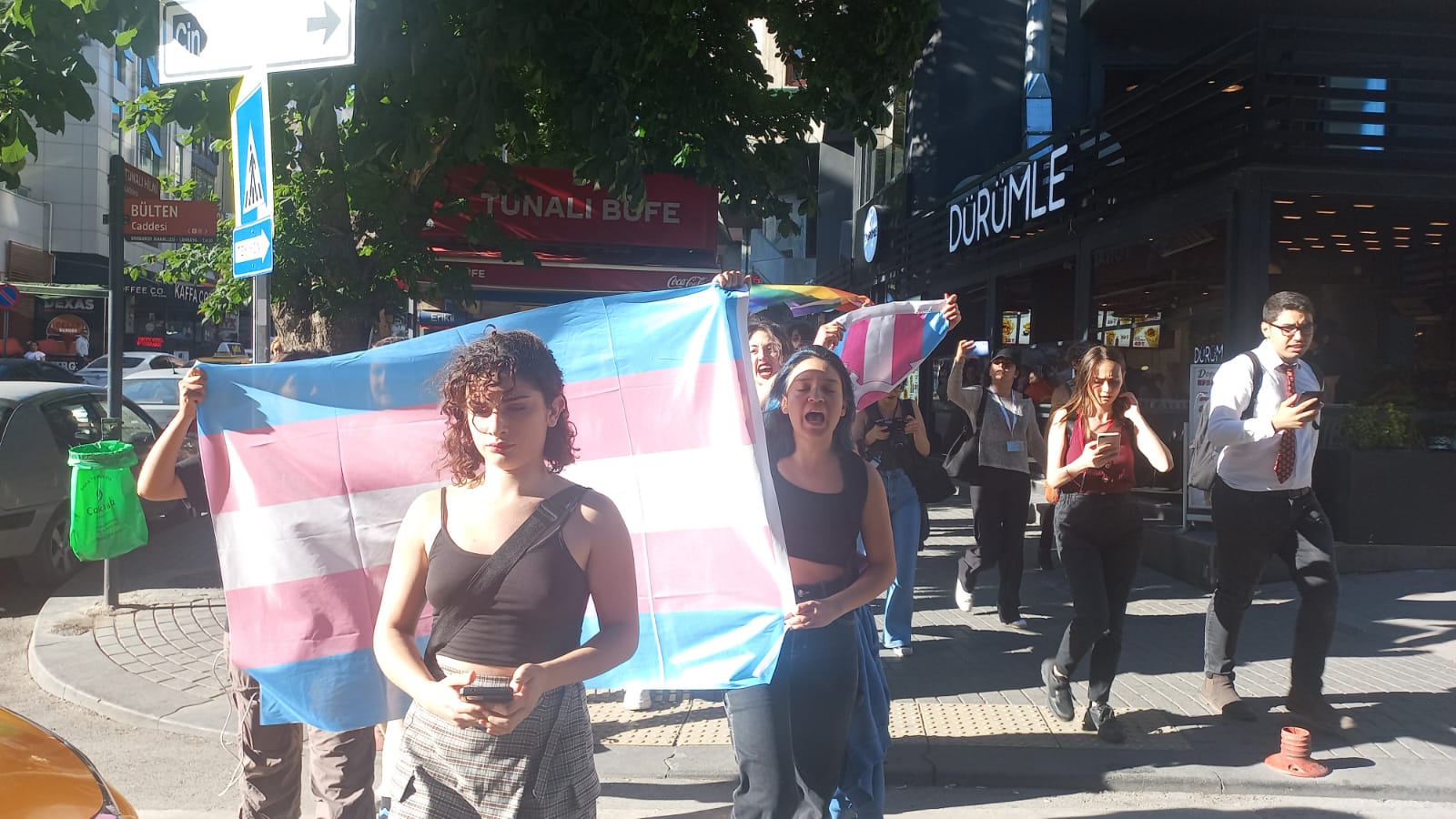 LGBTİ+ düşmanlarını kanatlarının altına alan polis Onur Yürüyüşü’ne saldırdı | Kaos GL - LGBTİ+ Haber Portalı