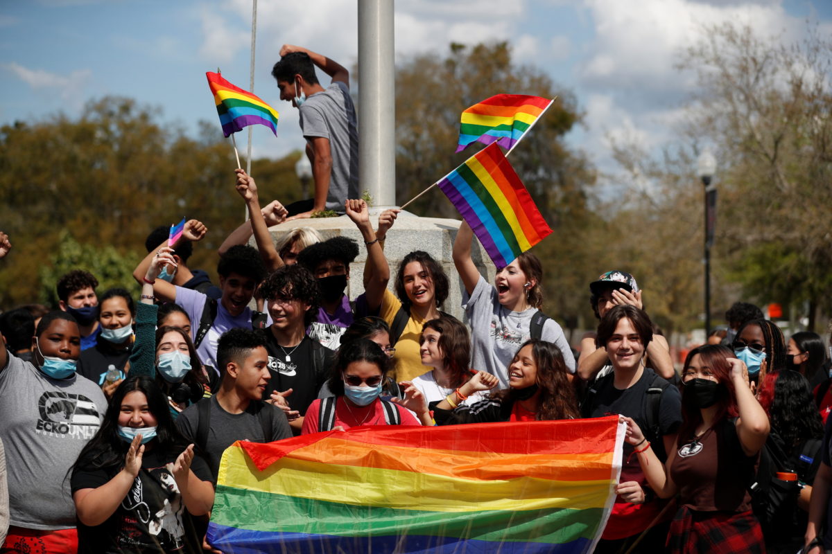LGBTİ+ düşmanlığı Florida’da 8 ayda 355 kitap yasaklattı! Kaos GL - LGBTİ+ Haber Portalı