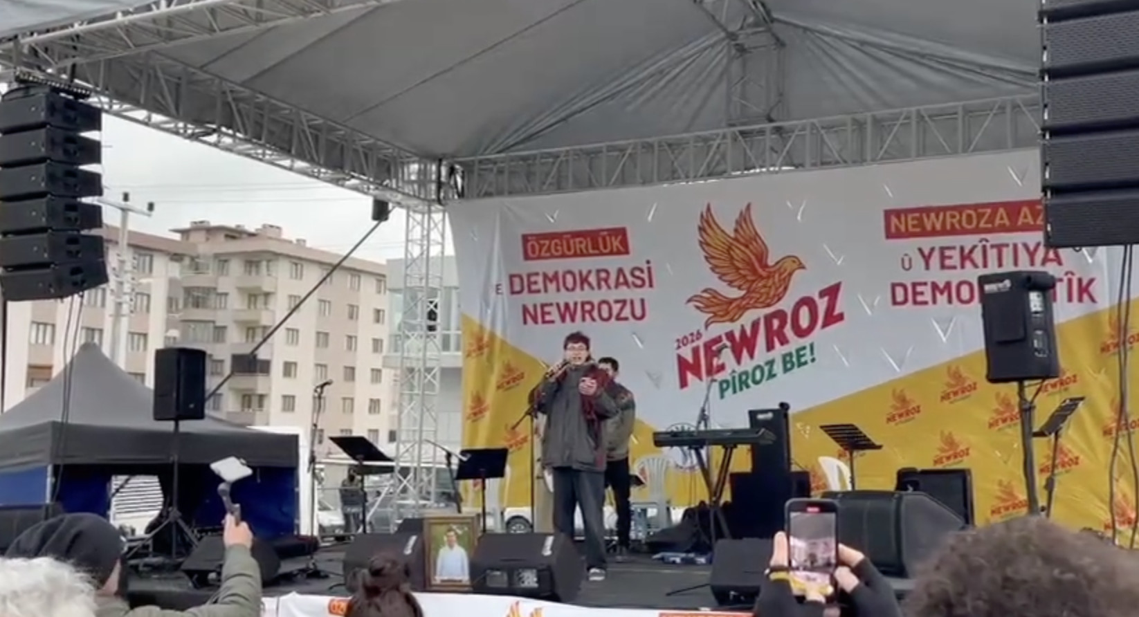 LGBTİ+'lar Çanakkale Newrozu'ndan seslendi: "Yalnızca LGBTİ+'lar olarak değil herkes için özgür bir yaşamı kurma umuduyla buradayız" Kaos GL - LGBTİ+ Haber Portalı