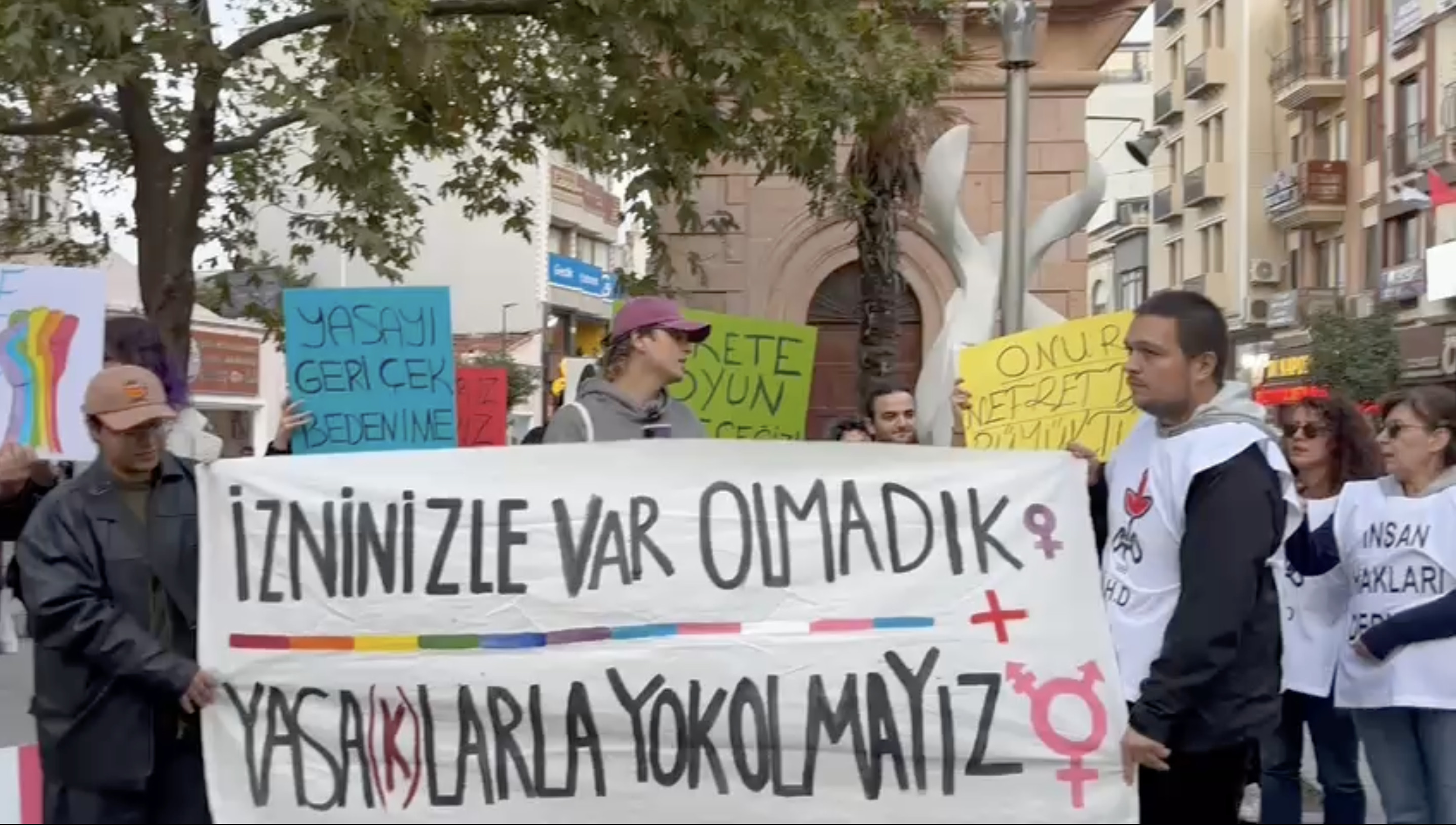 LGBTİ+’lar yargı paketine karşı Çanakkale’de sokağa çıktı | Kaos GL - LGBTİ+ Haber Portalı Haber