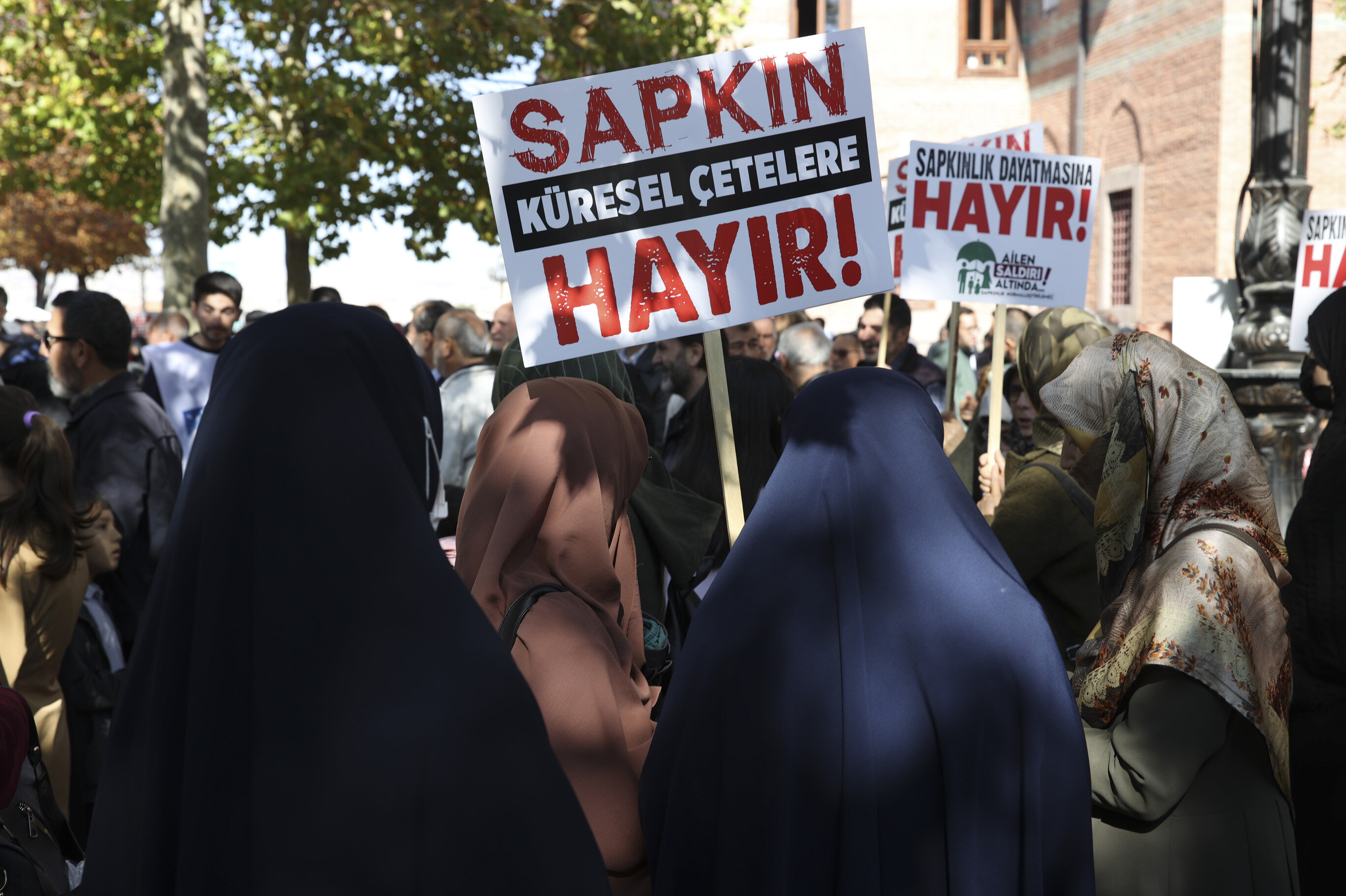 LGBTİ+’ların yürümesi yasak, LGBTİ+ düşmanı nefret yürüyüşü serbest | Kaos GL - LGBTİ+ Haber Portalı