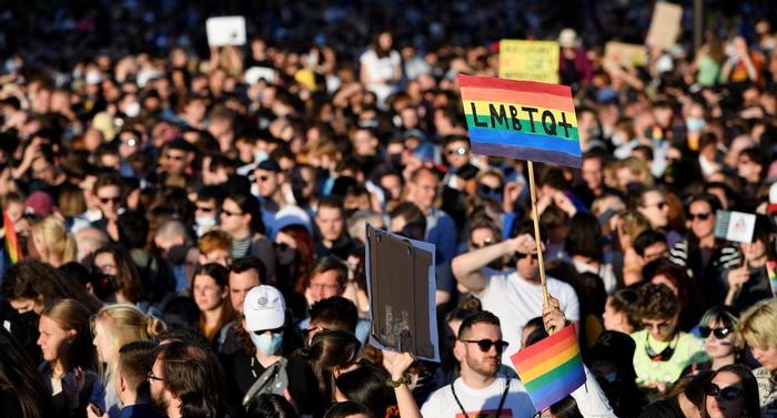 Macaristan'daki yeni LGBTİ karşıtı yasa, çocuk haklarını korumak yerine onları nasıl ihlal ediyor? Kaos GL - LGBTİ+ Haber Portalı