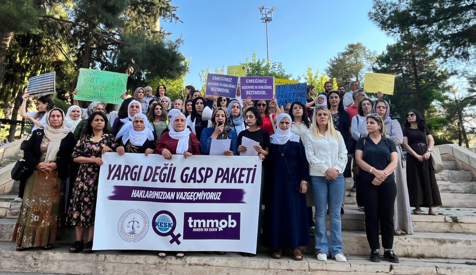 Mardin’de 12. Yargı Paketi’ne karşı açıklama: “LGBTİ+’ların eşit yurttaşlık hakkını hedef alan yasal düzenlemeleri kabul etmiyoruz” Kaos GL - LGBTİ+ Haber Portalı