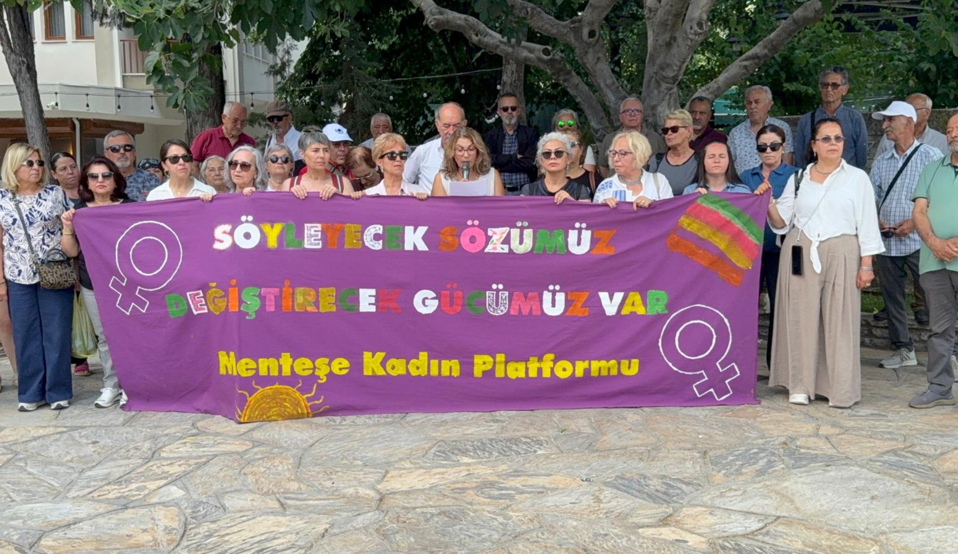Menteşe Kadın Platformu’ndan 12. Yargı Paketi’ne karşı açıklama: “Onurlu bir yaşam sürmek LGBTİ+’ların ve kadınların temel hakkıdır” | Kaos GL - LGBTİ+ Haber Portalı Haber
