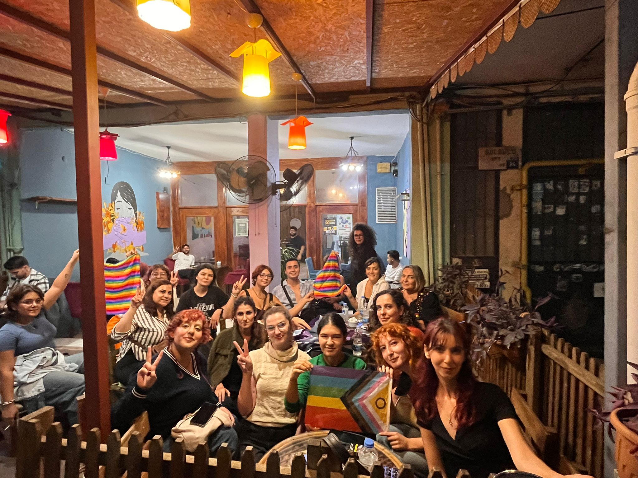 Mersin'de 11. Yargı Paketi eylemi: Polis, bir kişiyi gözaltına almaya çalıştı; LGBTİ+ bayrağına "suç unsuru" dedi | Kaos GL - LGBTİ+ Haber Portalı Haber