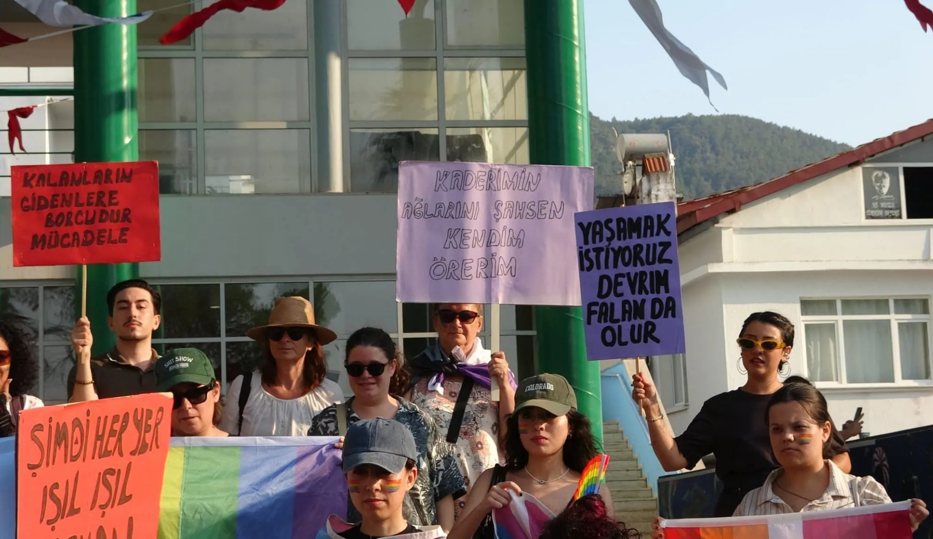 Muğla Pride: “Erişim engellerini, ev baskınlarını ve LGBTİ+’ları hedef alan ayrımcı uygulamaları kabul etmiyoruz” | Kaos GL - LGBTİ+ Haber Portalı Haber