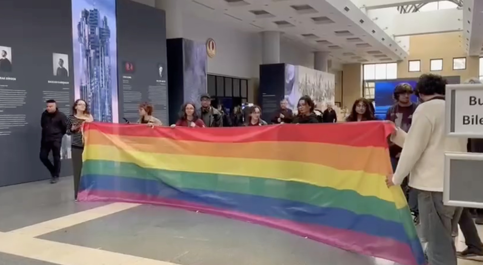 ODTÜ’de öğrenciler sansüre karşı bir arada: “Susma haykır, lubunyalar vardır!” | Kaos GL - LGBTİ+ Haber Portalı Haber