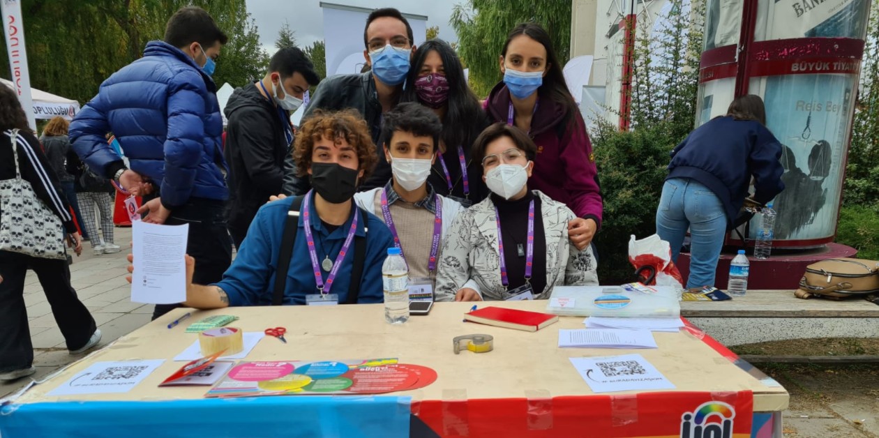 Öğrenciler Hacettepe Kuir Araştırmaları Topluluğu’nun standının kaldırılmasına izin vermedi Kaos GL - LGBTİ+ Haber Portalı