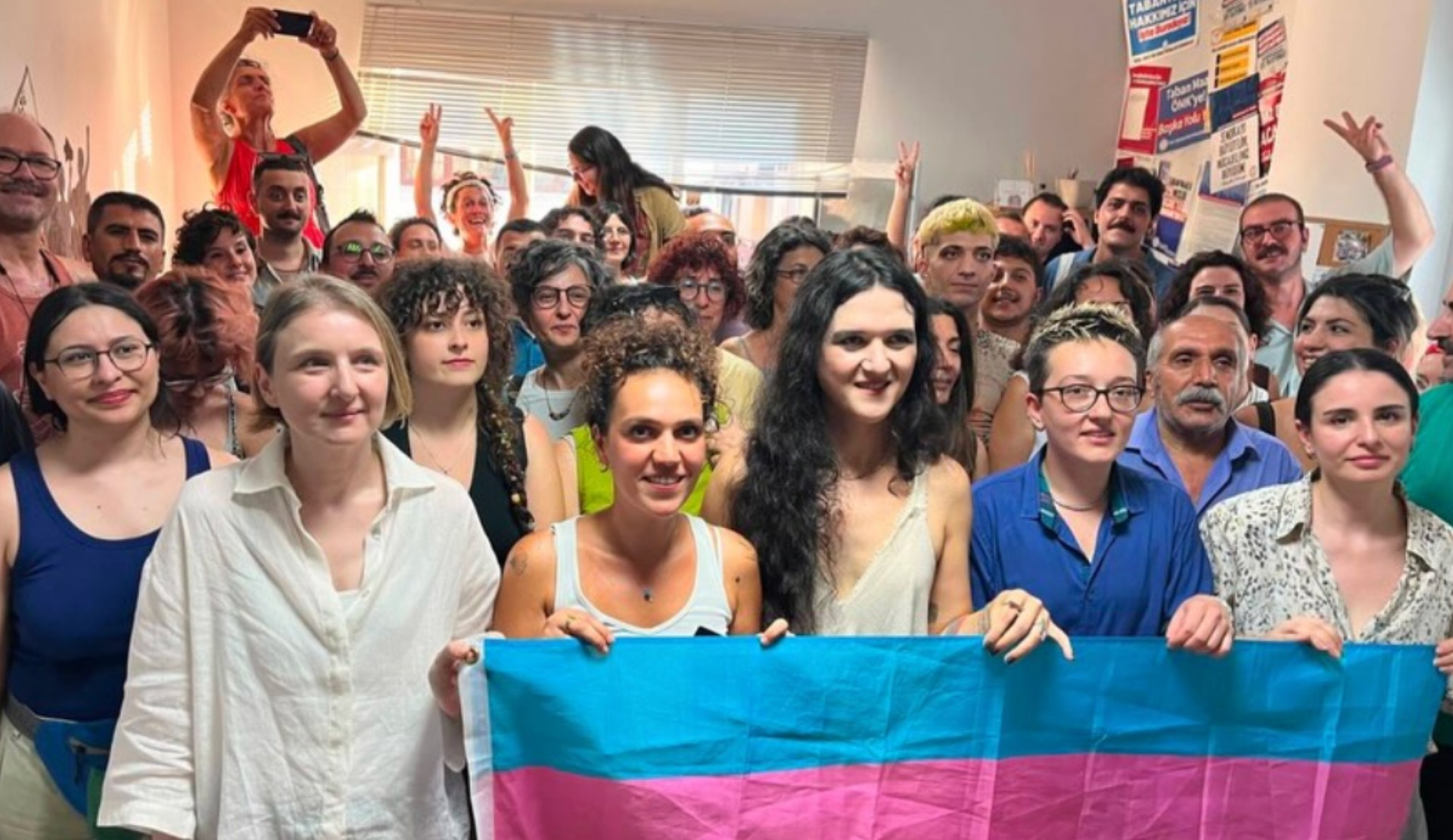 Öğretmen Sendikası’ndan trans öğretmen Zoe Lila için basın açıklaması: “Trans kadınların çalışma hakkı engellenemez!” | Kaos GL - LGBTİ+ Haber Portalı Haber