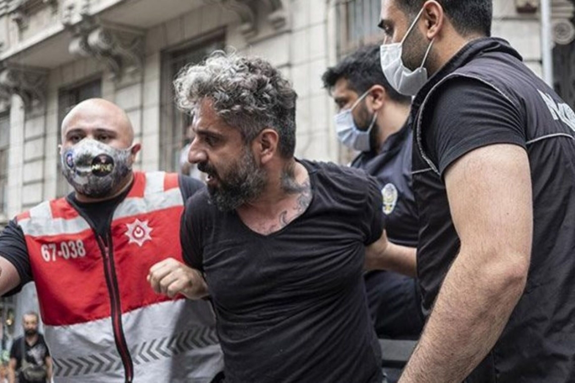 Onur Yürüyüşü’nü takip ederken gözaltına alınan gazeteci Bülent Kılıç’a açılan davada beraat kararı Kaos GL - LGBTİ+ Haber Portalı