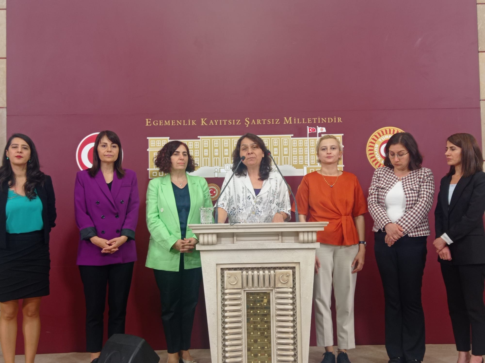 “Onuru, varoluşu, özgürlüğü için direnenlerle bir aradayız, LGBTİ+lar yalnız değildir!” Kaos GL - LGBTİ+ Haber Portalı