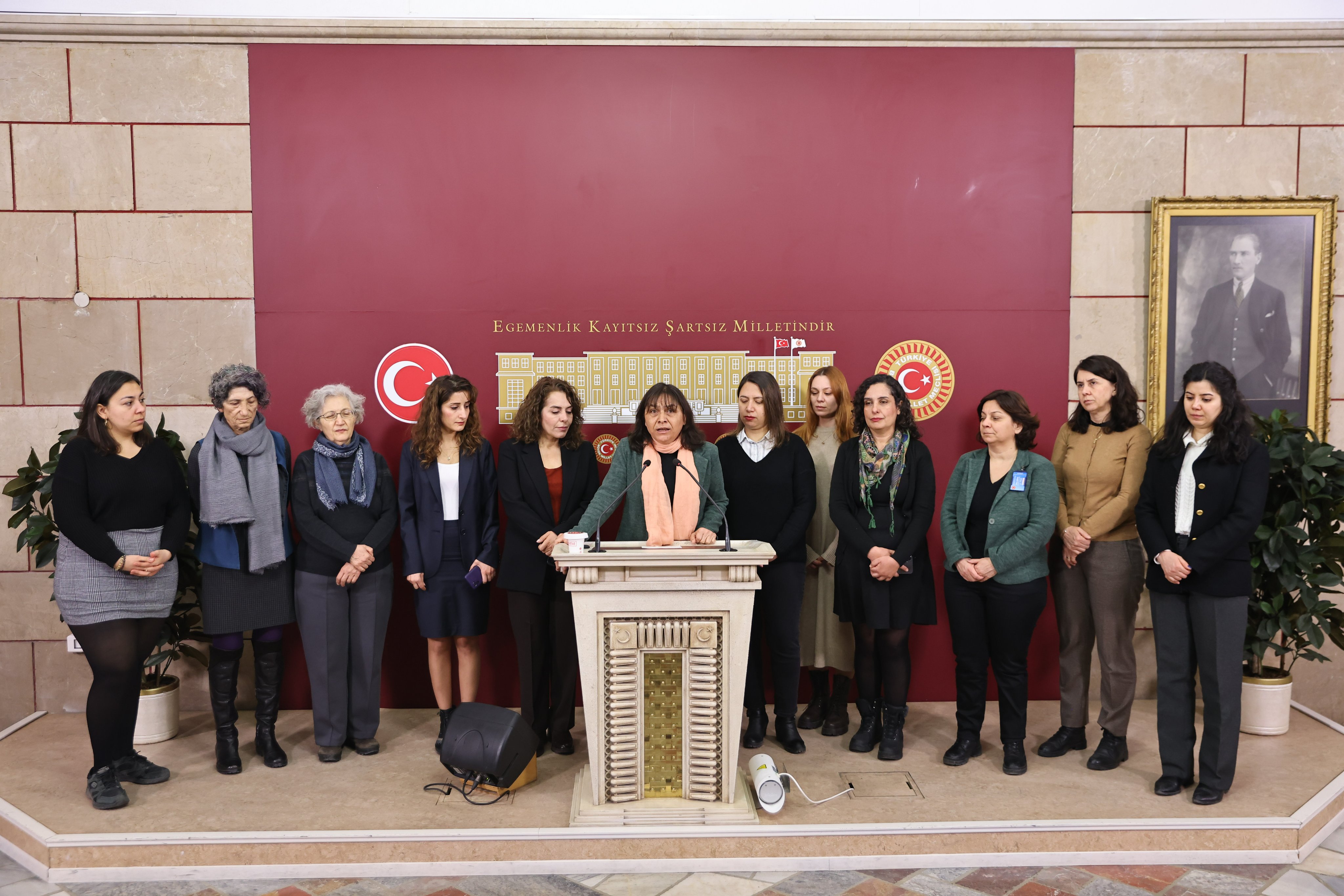 Özgül Saki: “AKP’nin LGBTİ+ düşmanı politikaları sonucunda erkek şiddeti güç kazanıyor” | Kaos GL - LGBTİ+ Haber Portalı Haber