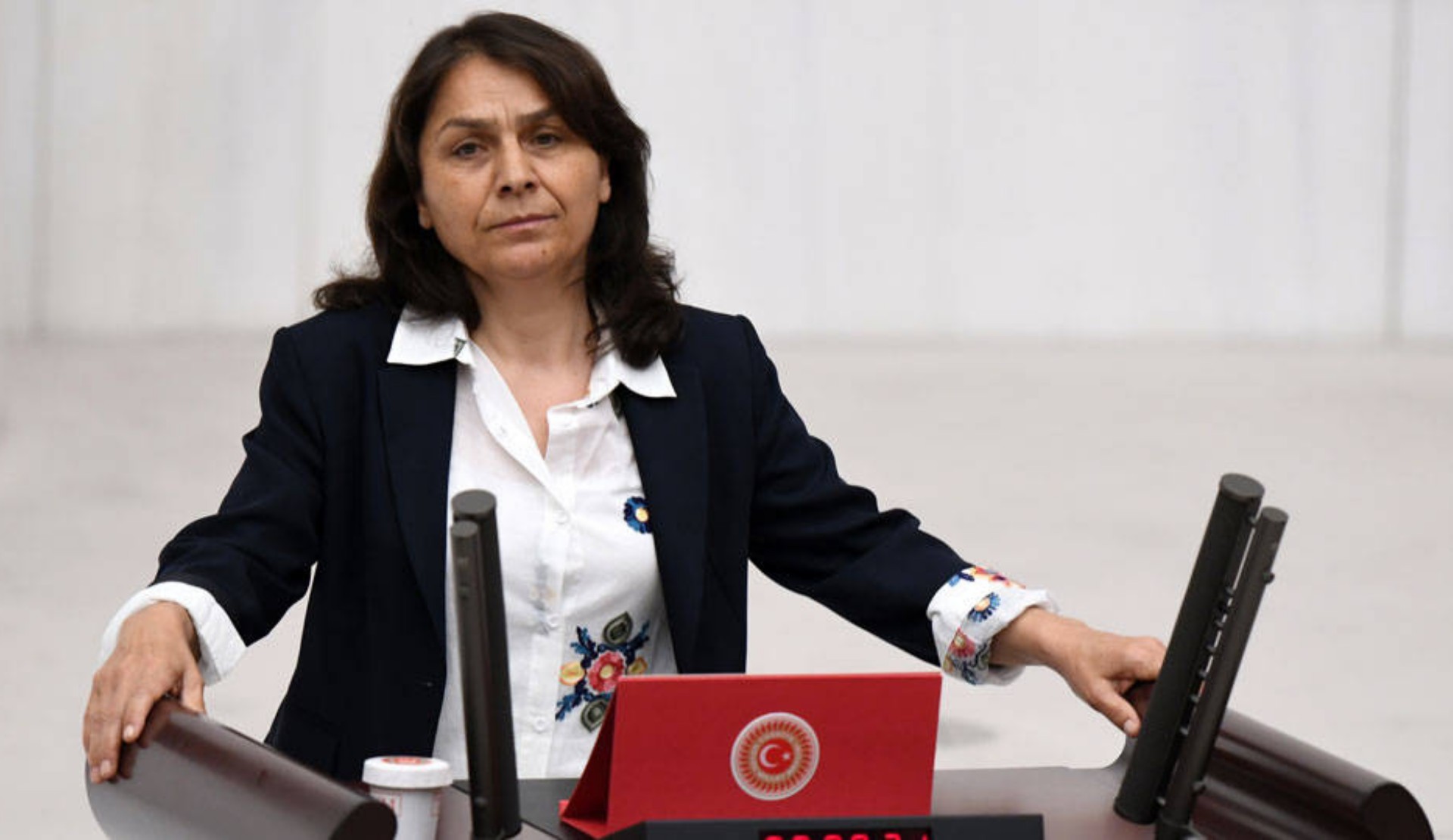 Özgül Saki’den Bakanlıklara “Ailem Güvende” soruları: LGBTİ+’lar neden suçla ilişkilendiriliyor? | Kaos GL - LGBTİ+ Haber Portalı