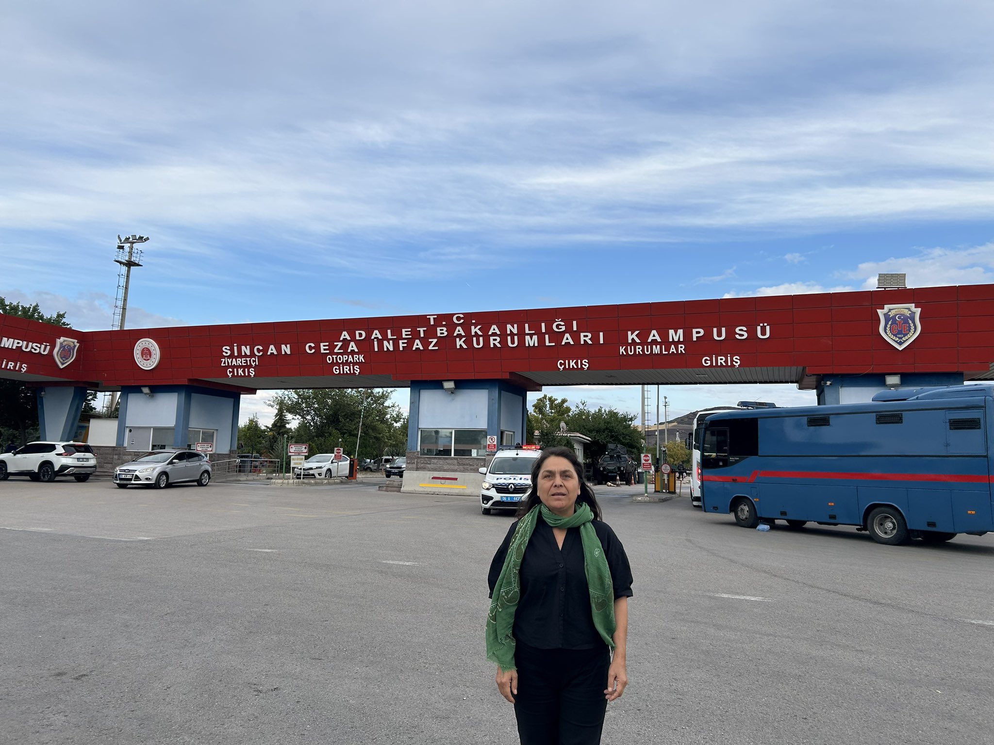Özgül Saki’den Sincan Cezaevi ziyareti: “Arkadaşlarımızın derhal tahliye edilmesi gerekiyor” | Kaos GL - LGBTİ+ Haber Portalı