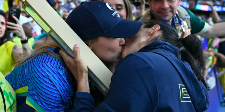 Paris Olimpiyatları’nda gümüş madalya kazanan futbolcu Marta Silva, takım arkadaşı Carrie Lawrence ile nişanlandığını duyurdu Kaos GL - LGBTİ+ Haber Portalı