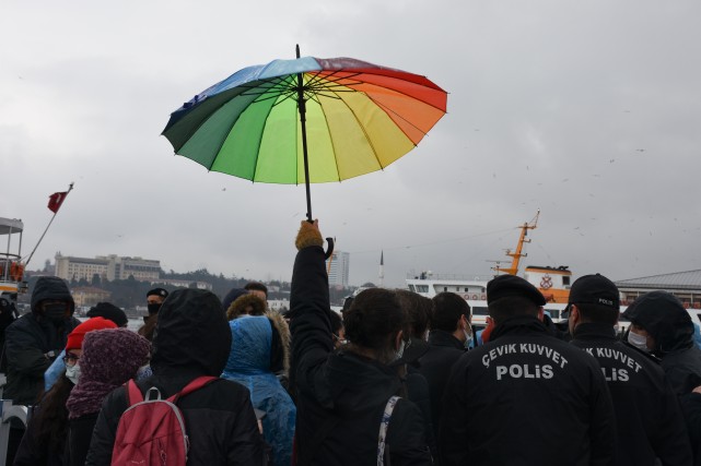 Police tried to prevent rainbow-coloured umbrella at the protest against February 18 detentions Kaos GL - News Portal for LGBTI+