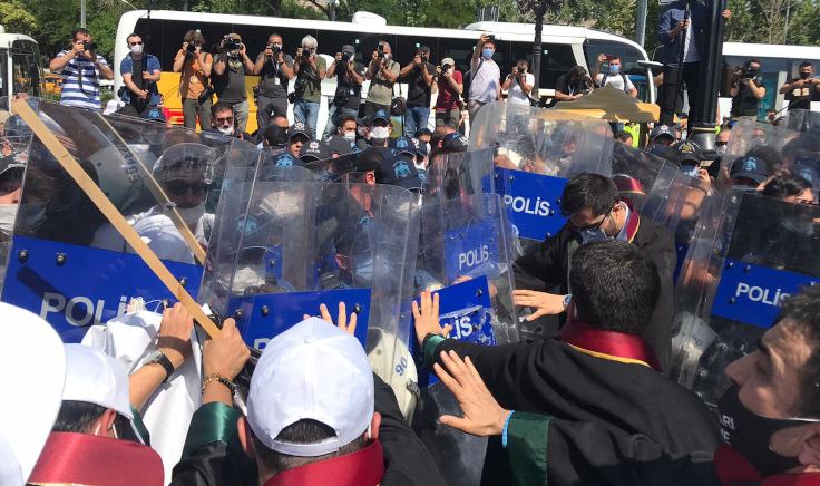 Polis adliyede avukatlara saldırdı Kaos GL - LGBTİ+ Haber Portalı