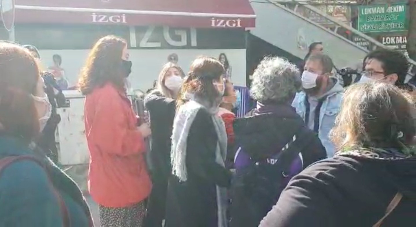Polis Ankara’da 8 Mart gündüz eylemine “Transız” dövizini almadı, “8 Mart’la alakası yok” dedi Kaos GL - LGBTİ+ Haber Portalı