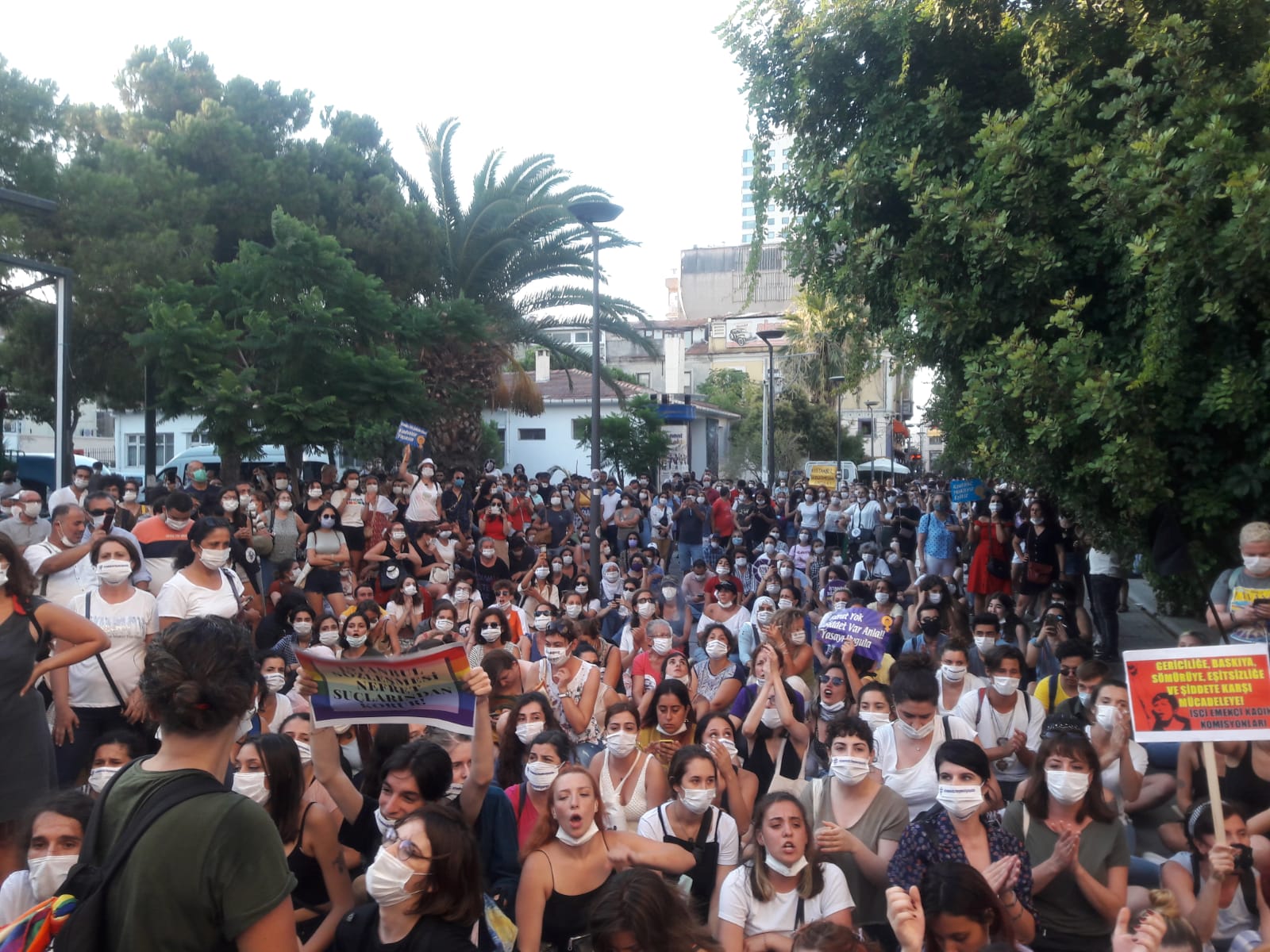 “Polis aracına götürülürken anneme, bana, cinsel yönelimime küfür ettiler” Kaos GL - LGBTİ+ Haber Portalı