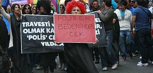 Polis, “korona tedbirleri” diyerek 18 trans kadını gözaltına aldı! | Kaos GL - LGBTİ+ Haber Portalı
