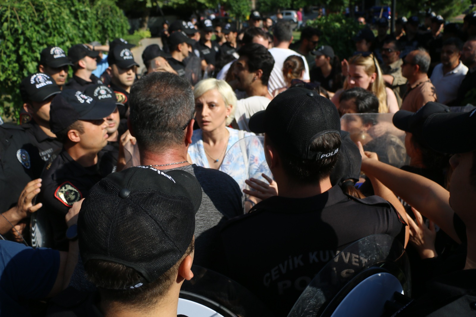 Adana’da polis, Milletvekili Perihan Koca’yı darp etti! Kaos GL - LGBTİ+ Haber Portalı