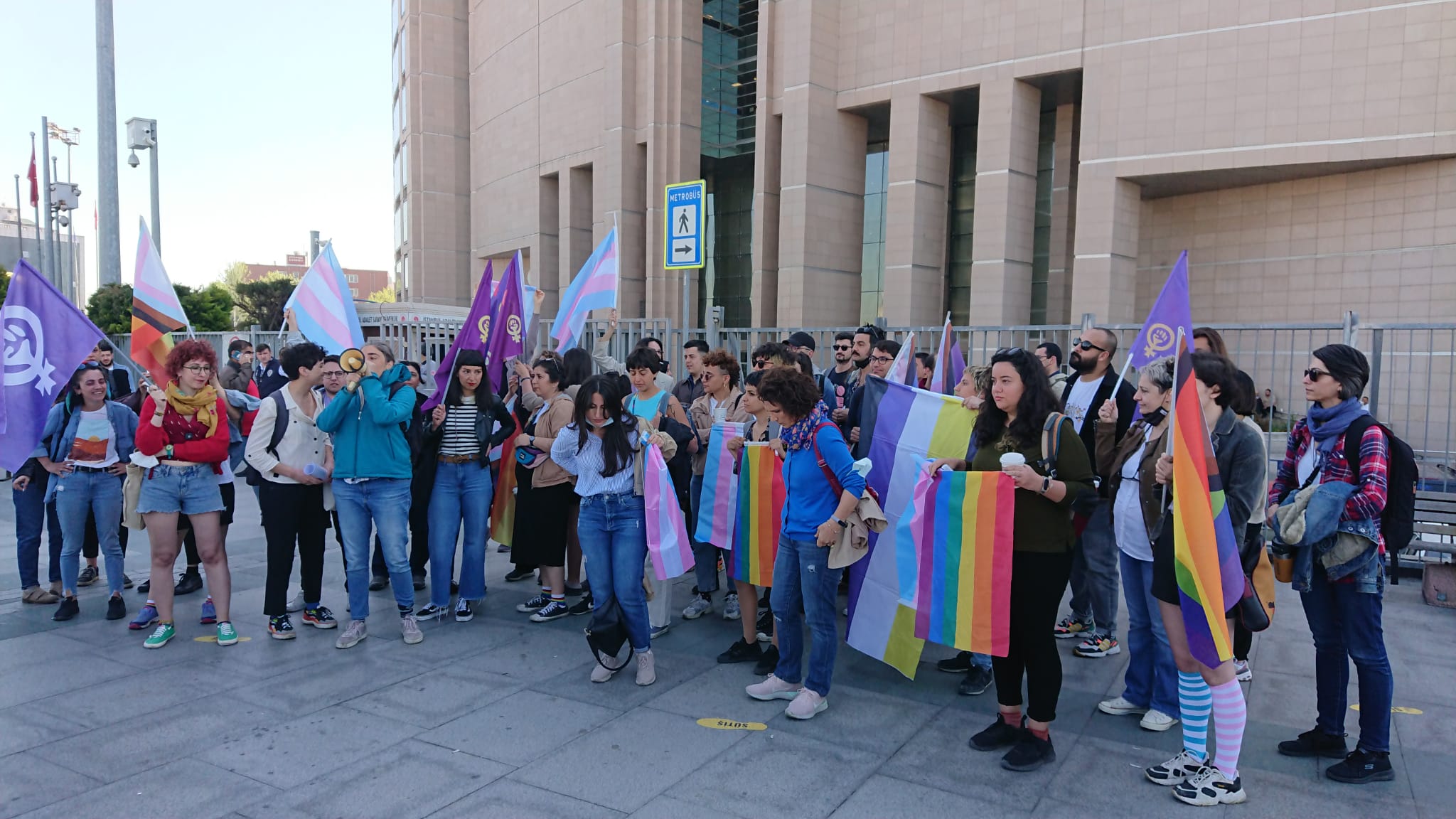 Polis, Onur Yürüyüşü davası öncesi açıklamayı engelledi: Susmuyoruz, korkmuyoruz! | Kaos GL - LGBTİ+ Haber Portalı Haber