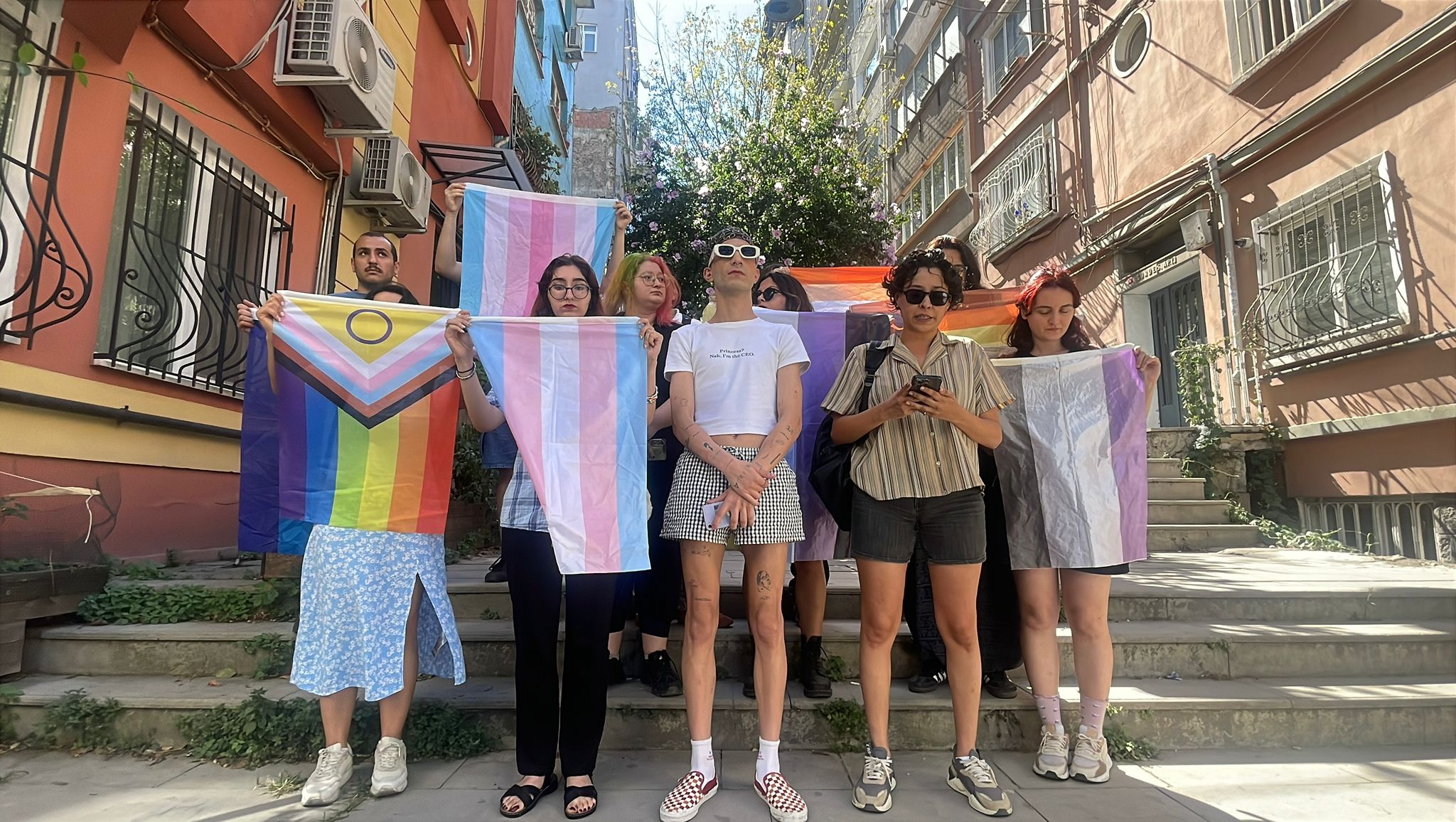 Polis Şişhane’de beklerken LGBTİ+’lar Pürtelaş sokaktan çıktı | Kaos GL - LGBTİ+ Haber Portalı Haber