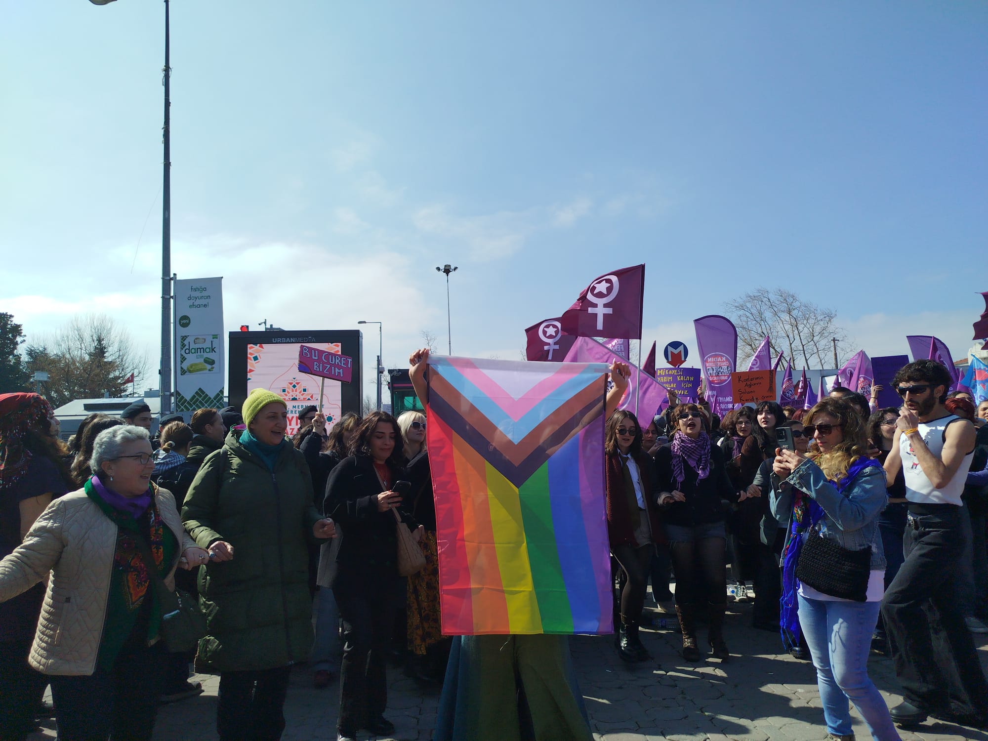 Polisin tüm engellemelerine rağmen LGBTİ+’lar İstanbul’da 8 Mart alanında! Kaos GL - LGBTİ+ Haber Portalı