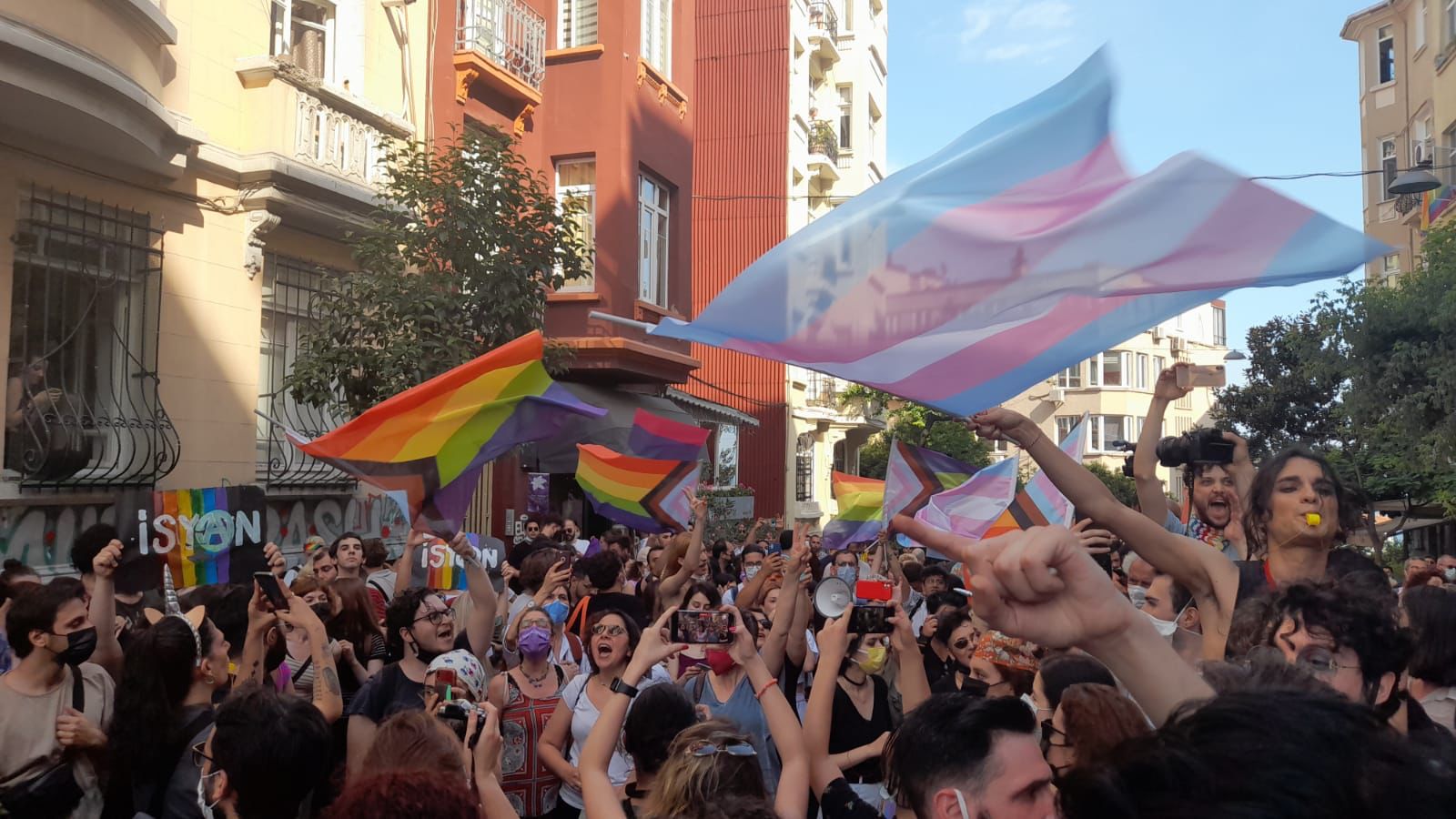 Polisleri aş da gel kurbanın olam: Onur Yürüyüşü her yerdeydi! | Kaos GL - LGBTİ+ Haber Portalı