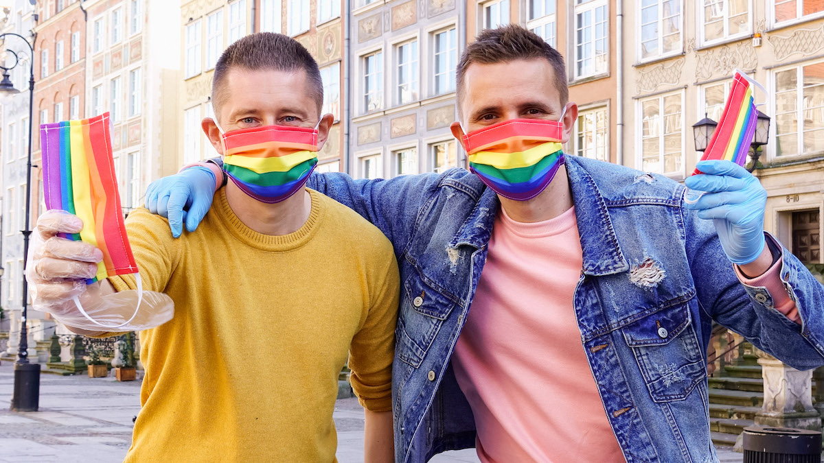 Polonya’da eşcinsel çift gökkuşağı maskeleri dağıtıyor | Kaos GL - LGBTİ+ Haber Portalı Haber