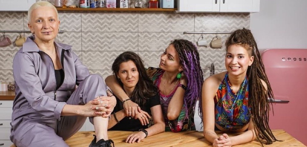 Rusya’da homofobik nefret söylemi bu defa reklam filmini kaldırttı, reklamda yer alan lezbiyen çift ülkeden ayrılmak zorunda kaldı | Kaos GL - LGBTİ+ Haber Portalı Haber