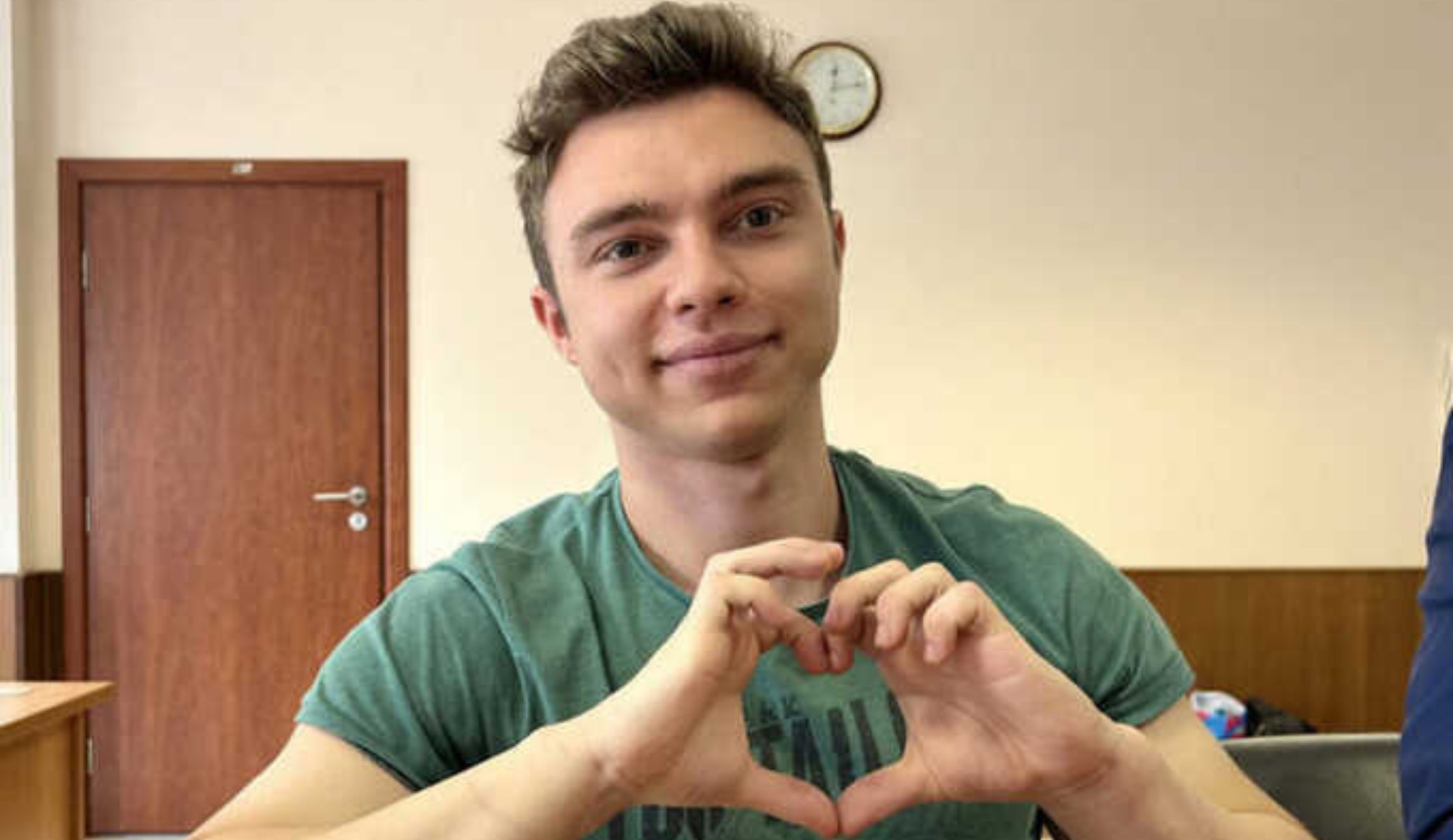 Rusyalı siyasetçiye “aşırılık yanlısı sembol sergilediği" gerekçesiyle 10 gün hapis cezası! | Kaos GL - LGBTİ+ Haber Portalı Haber