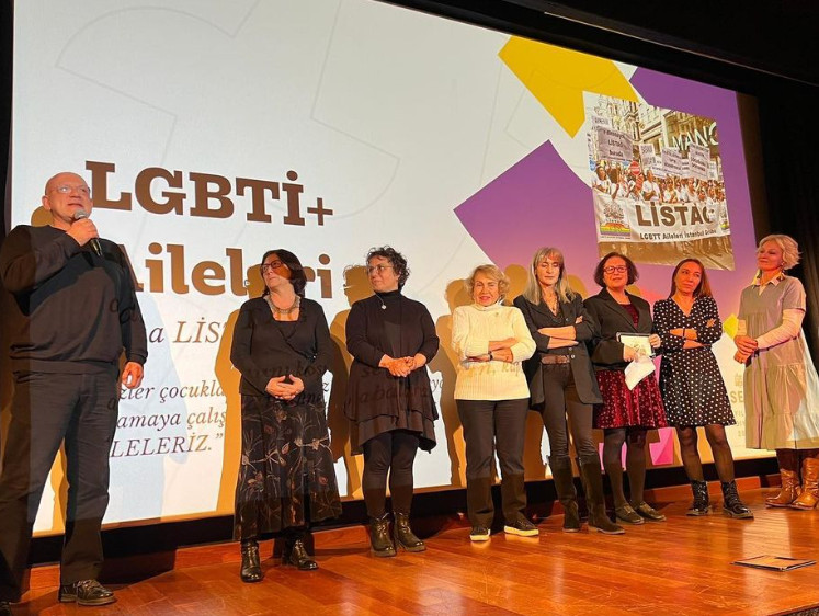 SES’ten LGBTİ+ ailelerine ve SPoD'a ödül Kaos GL - LGBTİ+ Haber Portalı