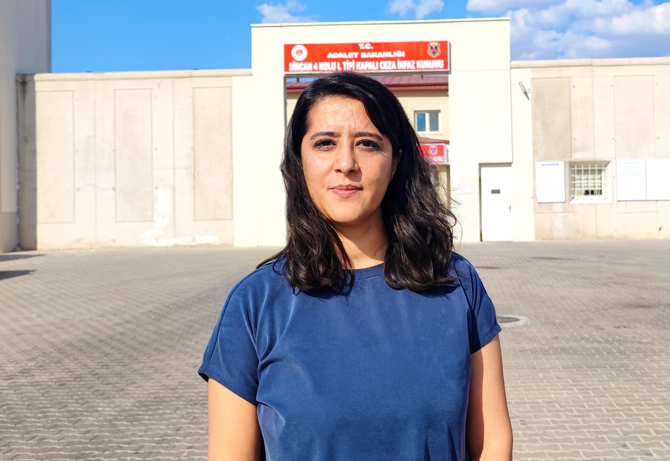 Sevda Karaca, “Ailem Güvende” operasyonunda tutuklananları ziyaret etti: “Yol arkadaşlarımızı yalnız bırakmayacağız” Kaos GL - LGBTİ+ Haber Portalı