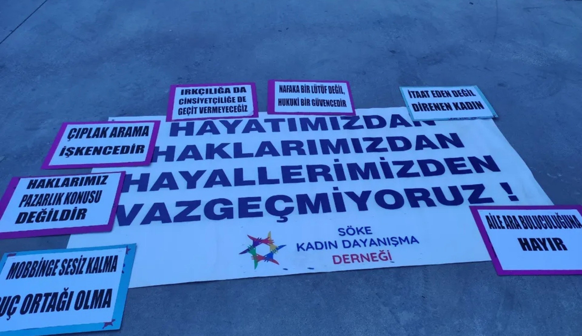 Söke’de kadınlar 12. Yargı Paketi’ne karşı bir aradaydı: “Haklarımız pazarlık konusu yapılamaz” | Kaos GL - LGBTİ+ Haber Portalı Haber