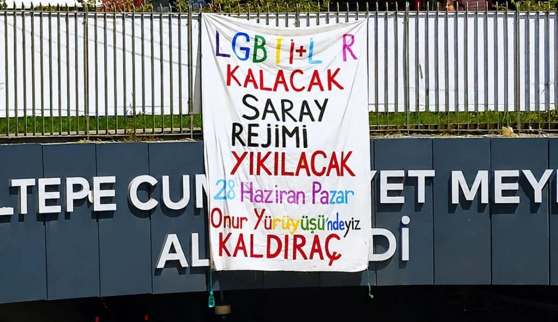Sosyalistlere Onur Yürüyüşü pankartı astıkları gerekçesiyle adli kontrol tedbiri: “Amaç tamamen gözdağı vermek ve cezalandırmak” Kaos GL - LGBTİ+ Haber Portalı