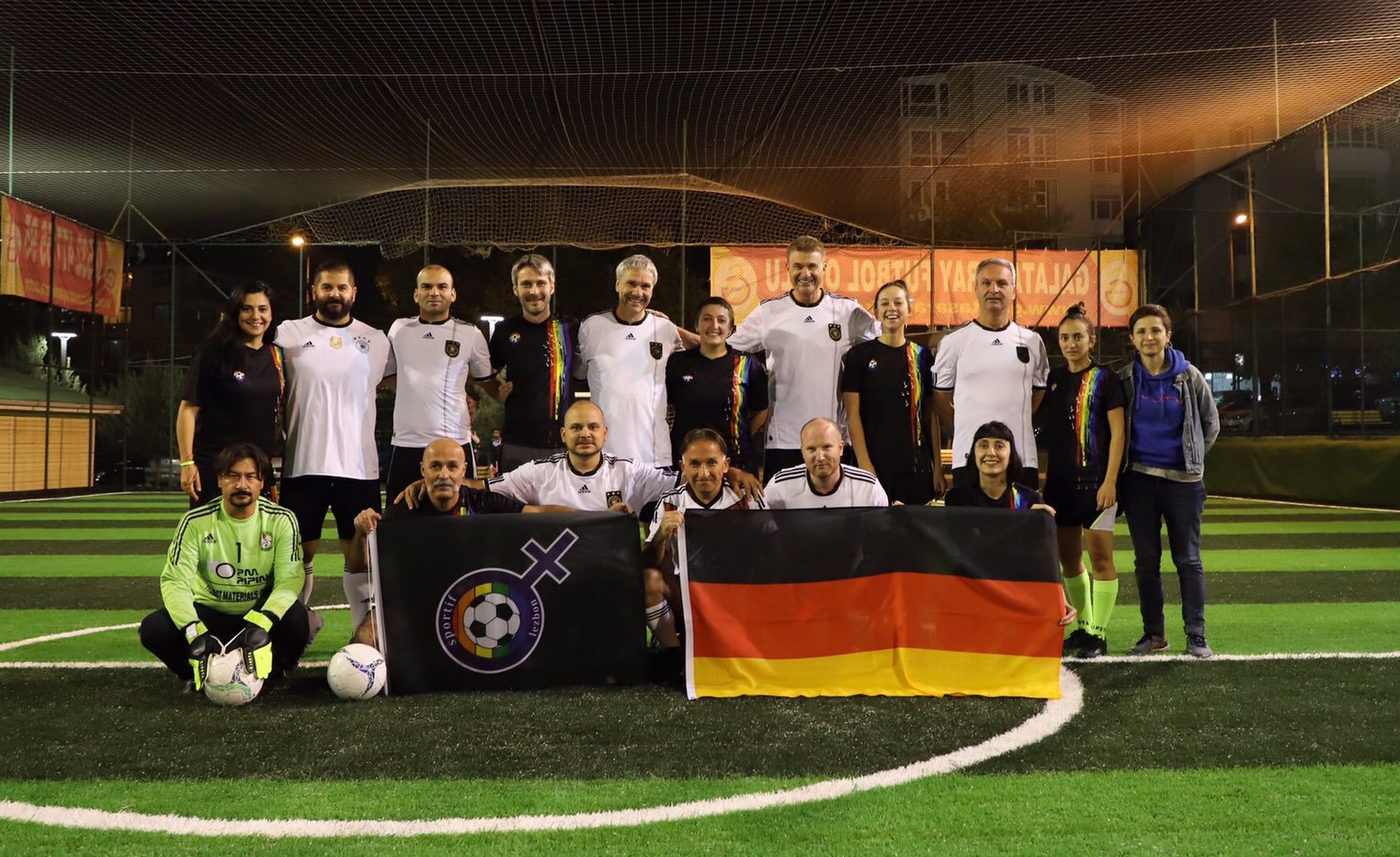 Sportif Lezbon ve FC Stiefel dostluk maçı için bir araya geldi | Kaos GL - LGBTİ+ Haber Portalı Haber