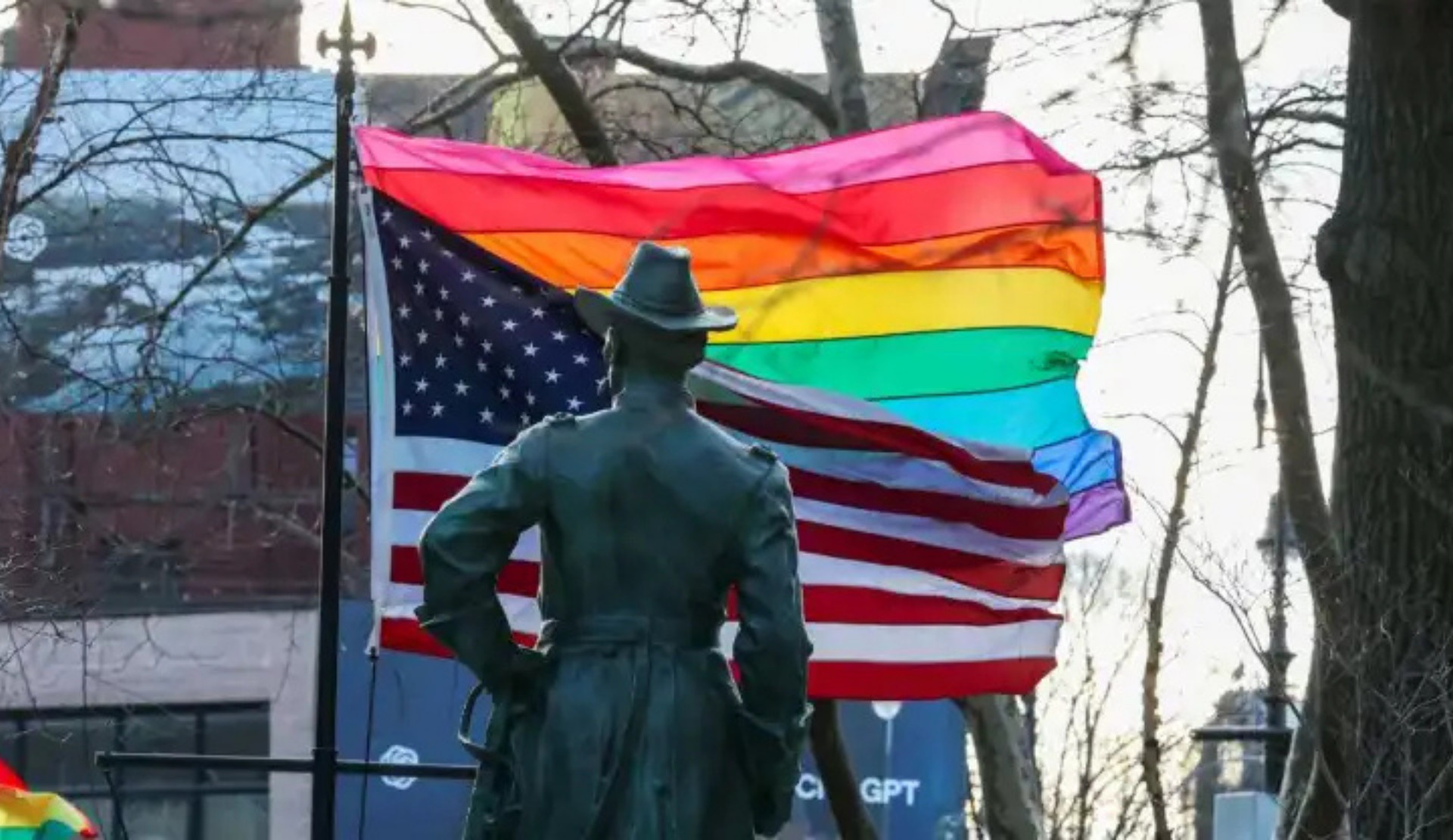 Stonewall'da gökkuşağı bayrağı yeniden göndere çekildi Kaos GL - LGBTİ+ Haber Portalı