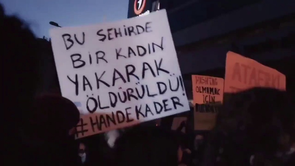 Tan Taşçı yeni parçası ve klibi “Zor İşimiz Zor” ile TT oldu Kaos GL - LGBTİ+ Haber Portalı